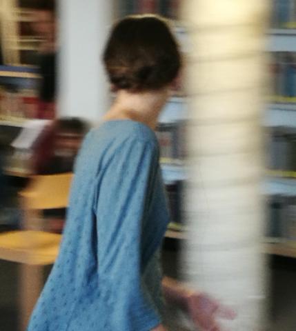 Une danseuse sachant noter à la médiathèque