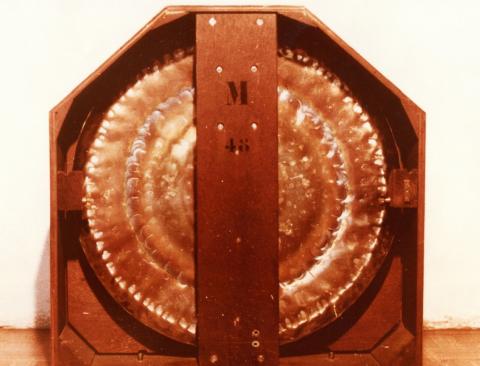 Intérieur d'un haut-parleur Martenot avec vue sur le gong