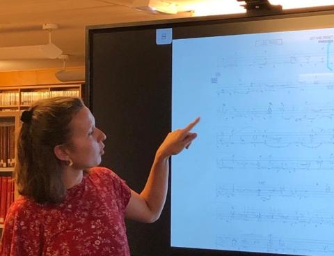 Une partition Benesh projetée sur écran numérique