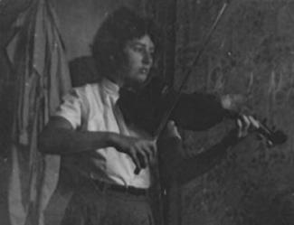 Francine Weil au violon, dans une cache durant l'Occupation