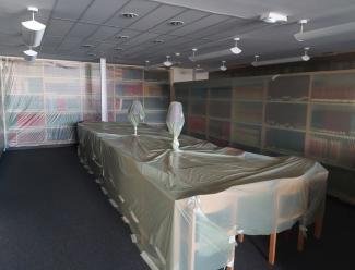 salle de consultation plongée dans la nuit